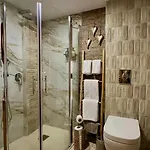 Avra 4*